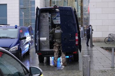 Anschlag in Dresden. Mann mit Waffe unterwegs. Die Polizei sichert den Bereich. Foto: Roland Halkasch