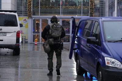 Anschlag in Dresden. Mann mit Waffe unterwegs. Die Polizei sichert den Bereich. Foto: Roland Halkasch