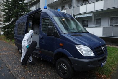 Die Polizei untersucht den Tatort in Dresden-Prohlis. Foto: Roland Halkasch 