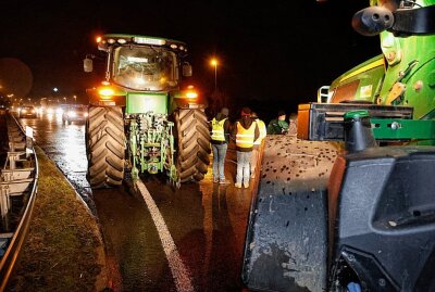 Update: Erneuter Protest der Landwirte - Landespolizei zieht Fazit - Um ihre Existenz besorgte Landwirte blockieren mit ihren Landmaschinen die Autobahnauffahrt auf die A4/A72. Foto: Harry Härtel