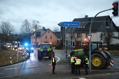 Update: Erneuter Protest der Landwirte - Landespolizei zieht Fazit - Auch die Auffahrten der A72 / Anschlussstelle Hartenstein sind blockiert. Foto: Niko Mutschmann
