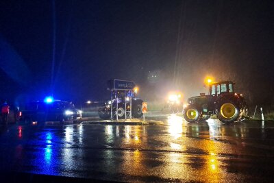 Update: Erneuter Protest der Landwirte - Landespolizei zieht Fazit - Um ihre Existenz besorgte Landwirte blockieren mit ihren Landmaschinen die Autobahnauffahrt auf die A4/A72. Foto: Sören Müller