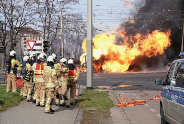 Update: Explosion durch beschädigte Gasleitung in Baustelle - An der Waltherstraße Ecke Schäferstraße kam es zu einer Explosion. Foto: Roland Halkasch