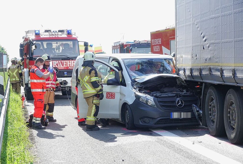 Update: Fahrer nach Auffahrunfall auf der A4 in Fahrzeug eingeklemmt - Der Mercedesfahrer wurde im Fahrzeug eingeklemmt und musste durch die Feuerwehr befreit werden. Foto: Roland Halkasch