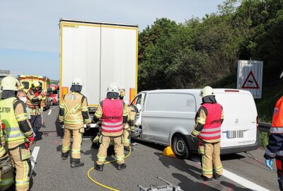 Update: Fahrer nach Auffahrunfall auf der A4 in Fahrzeug eingeklemmt - Der Mercedesfahrer wurde im Fahrzeug eingeklemmt und musste durch die Feuerwehr befreit werden. Foto: Roland Halkasch