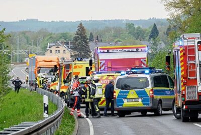 Update: Fahrzeuge kollidieren frontal auf B173 - Zwei Schwerverletzte - Auf der B173 kam es zu einem Verkehrsunfall. Foto: Harry Härtel / haertelpress