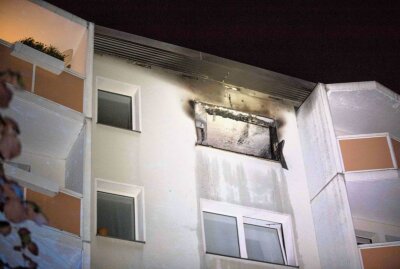 Update: Feuerwehr rettet 21-Jährigen aus brennender Wohnung in Freiberg - Zu einem Wohnungsbrand kam es am Samstagmorgen gegen 1 Uhr in Freiberg. Foto: Marcel Schlenkrich