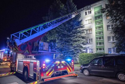 Update: Feuerwehr rettet 21-Jährigen aus brennender Wohnung in Freiberg - MARCEL SCHLENKRICH