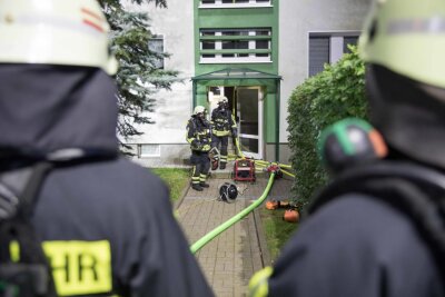Update: Feuerwehr rettet 21-Jährigen aus brennender Wohnung in Freiberg - Zu einem Wohnungsbrand kam es am Samstagmorgen gegen 1 Uhr in Freiberg. Foto: Marcel Schlenkrich