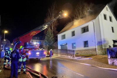 Update: Feuerwehr rettet zwei Personen und Katze aus brennendem Haus - In der Nacht rettete die Feuerwehr mehrere Personen aus einem brennenden Haus.