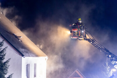 Update: Feuerwehr rettet zwei Personen und Katze aus brennendem Haus - In der Nacht rettete die Feuerwehr mehrere Personen aus einem brennenden Haus.