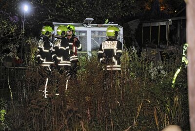 Update: Feuerwehreinsatz in Chemnitz: Gartenlaube brennt aufgrund von elektrischem Defekt komplett aus - Eine Gartenlaube hatte in der Becker Str. Feuer gefangen. Foto: Jan Härtel