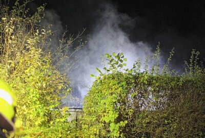 Update: Feuerwehreinsatz in Chemnitz: Gartenlaube brennt aufgrund von elektrischem Defekt komplett aus - Eine Gartenlaube hatte in der Becker Str. Feuer gefangen. Foto: Jan Härtel