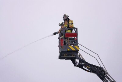 Update: Feuerwehreinsatz in Freital - Lagerhalle in Brand - In einer Lagerhalle in Freital brannte es. Foto: Roland Halkasch