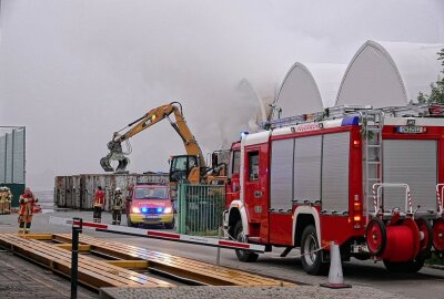 Update: Feuerwehreinsatz in Freital - Lagerhalle in Brand - In einer Lagerhalle in Freital brannte es. Foto: Roland Halkasch