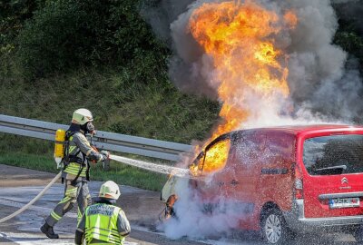 Update: Frau rettet sich aus brennendem Fahrzeug auf der Autobahn - Auf der A4 kam es am Mittwochnachmittag zu einem PKW Brand. Foto: Andreas Kretschel