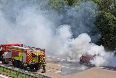 Update: Frau rettet sich aus brennendem Fahrzeug auf der Autobahn - Auf der A4 kam es am Mittwochnachmittag zu einem PKW Brand. Foto: Andreas Kretschel