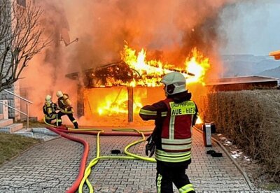 Update: Garage in Flammen: Vollbrand in Aue - In Aue kam es zu einem Brand einer Garage. Foto: Daniel Unger