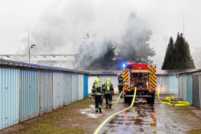 Update: Garagenbrand in Chemnitz - Ermittlungen wegen Brandstiftung - Garagenbrand in Chemnitz. Foto: Harry Härtel
