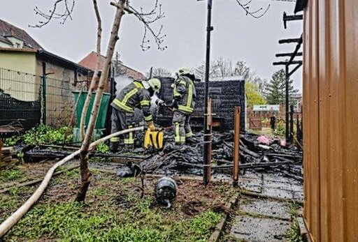 Update: Gartenhaus in Neuplanitz steht in Brand - Am heutigen Samstagnachmittag, kurz vor 15 Uhr, mussten die Feuerwehren erneut zu einem Laubenbrand ausrücken. Foto: Mike Müller