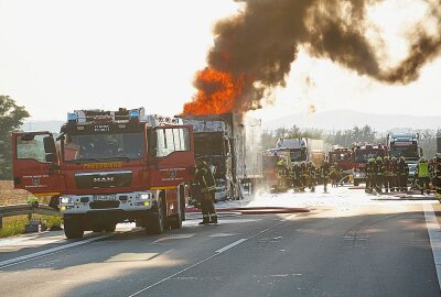 Update: Großbrand auf der A4: LKW geht während der Fahrt in Flammen auf - Am Freitagabend kam es auf der Bundesautobahn 4 zu einem Feuerwehreinsatz. Foto: LausitzNews.de / Jens Kaczmarek