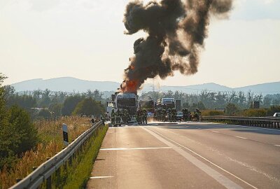 Update: Großbrand auf der A4: LKW geht während der Fahrt in Flammen auf - Am Freitagabend kam es auf der Bundesautobahn 4 zu einem Feuerwehreinsatz. Foto: LausitzNews.de / Jens Kaczmarek