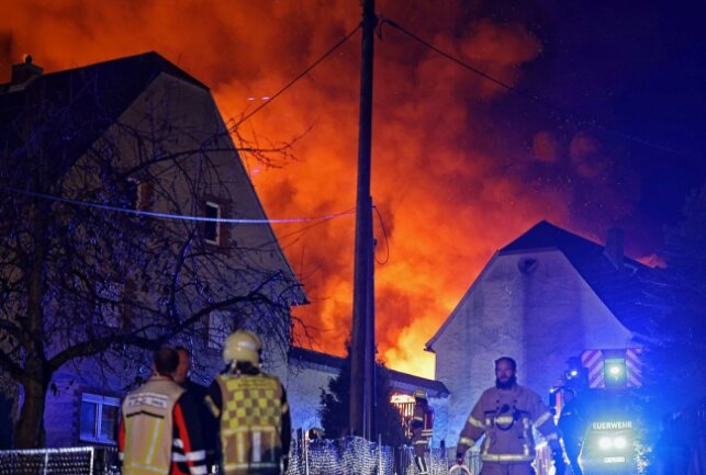 Update: Großbrand auf Vierseitenhof in Uhlsdorf: Sachschaden beträgt zirka 500.000 Euro - Gegen 6 Uhr Großbrand in Uhlsdorf. Foto: Andreas Kretschel