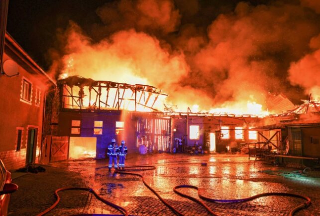 Update: Großbrand auf Vierseitenhof in Uhlsdorf: Sachschaden beträgt zirka 500.000 Euro - Gegen 6 Uhr gab es einen Großbrand in Uhlsdorf. Foto: Andreas Kretschel