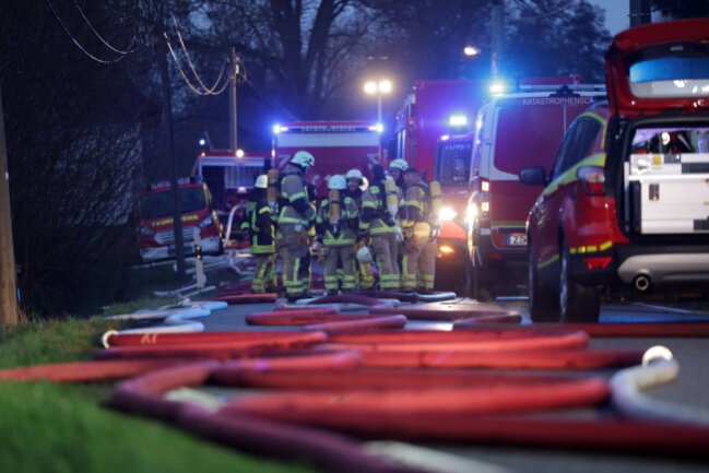 Update: Großbrand auf Vierseitenhof in Uhlsdorf: Sachschaden beträgt zirka 500.000 Euro - Gegen 6 Uhr gab es einen Großbrand in Uhlsdorf. Foto: Andreas Kretschel