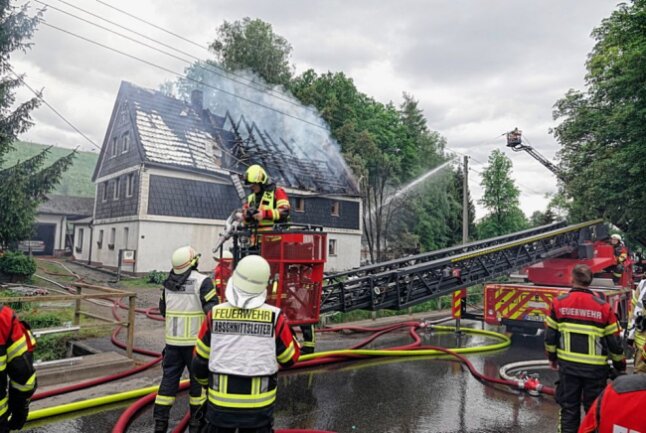 Gewaltiger Schaden. Das Wohnhaus wurde zuerstört, nachdem die Flammen aus der Garage darauf übergriffen. Foto: Harry Härtel