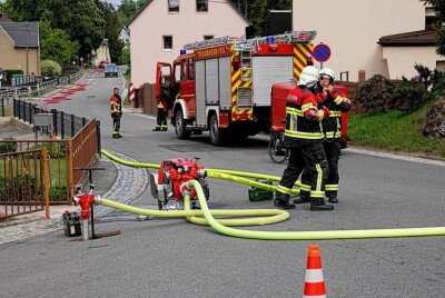 Update Großbrand Garnsdorf: Feuer griff von Garage auf Wohnhaus über - Für die Wasserversorgung war es nötig etwa einen Kilometer Schläuche zu verlegen und das Wasser aus der Chemnitz zu pumpen. Foto: Harry Härtel