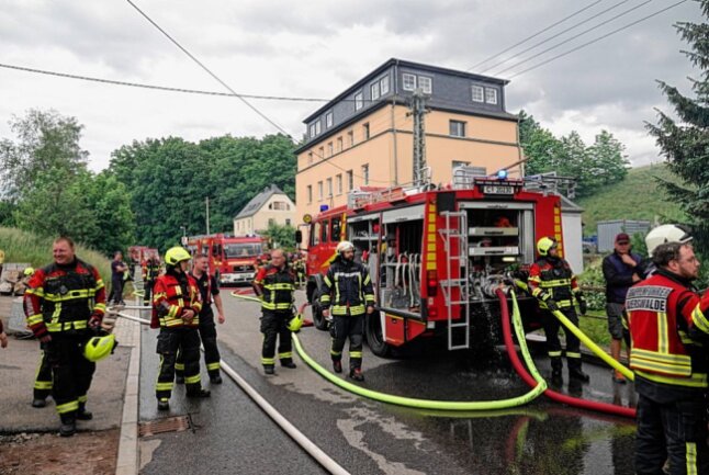 "Obwohl innerhalb kurzer Zeit alle verfügbaren Feuerwehren aus dem Ort und der Umgebung anrückten, brannten Garage und Dachstuhl des Wohnhauses vollständig nieder." Foto: Harry Härtel