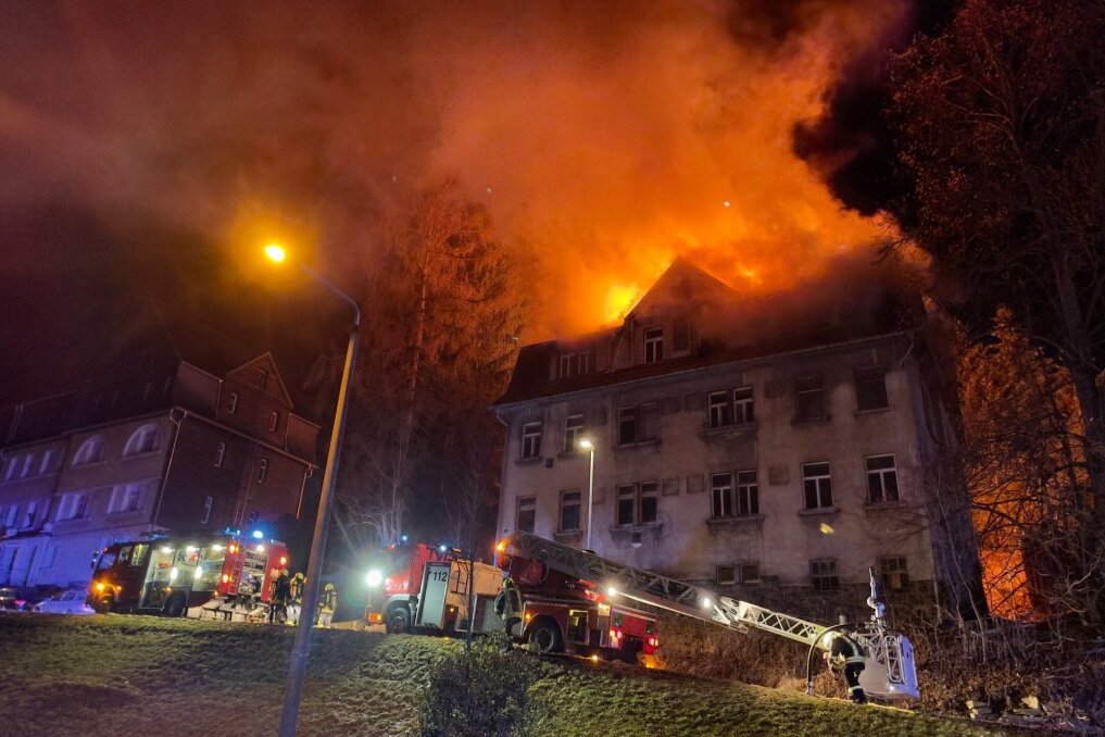 Das Gebäude an der B101 brennt lichterloh. 