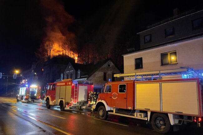 Das Gebäude an der B101 brennt lichterloh. 