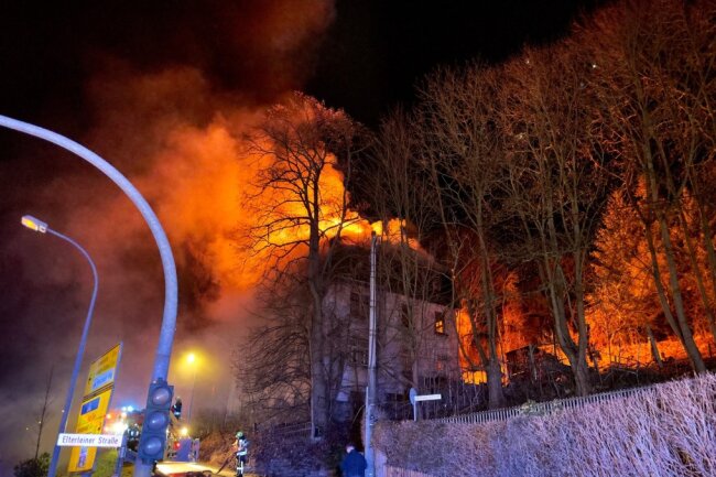 Update Großbrand in Schwarzenberg: Gebäude brennt lichterloh - Das Gebäude an der B101 brennt lichterloh. 