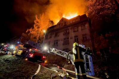 Update Großbrand in Schwarzenberg: Gebäude brennt lichterloh - Das Gebäude an der B101 brennt lichterloh. 