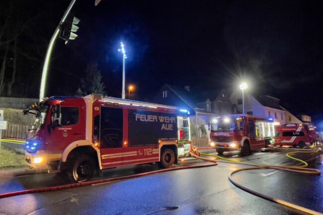 Update Großbrand in Schwarzenberg: Gebäude brennt lichterloh - Es waren 100 Feuerwehrleute im Einsatz. 