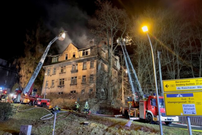 Update Großbrand in Schwarzenberg: Gebäude brennt lichterloh - Es dauerte mehrere Stunden, das Feuer zu löschen.