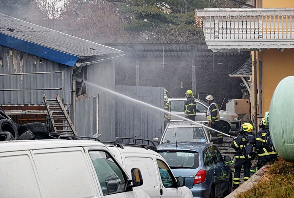 Update: Großeinsatz der Feuerwehr: Lackierhalle in Arras in Flammen - In Arras kam es zu einem Brand einer Lackierhalle. Foto: Harry Härtel/haertelpress