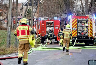 Update: Großeinsatz der Feuerwehr: Lackierhalle in Arras in Flammen - n Arras kam es zu einem Brand einer Lackierhalle. Foto: Harry Härtel/haertelpress