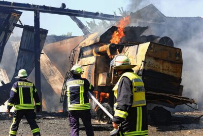 Löscharbeiten bei einem Großbrand in einer Lagerhalle. Foto: Johannes Schmidt