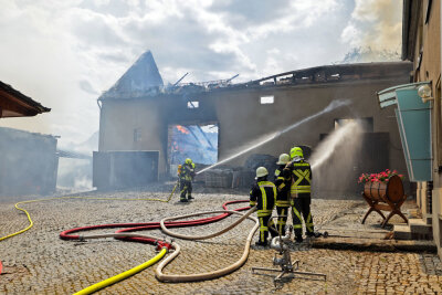 Update: Großeinsatz wegen Scheunenbrand in Wüstenbrand - Großeinsatz in Wüstenbrand. Foto: Andreas Kretschel