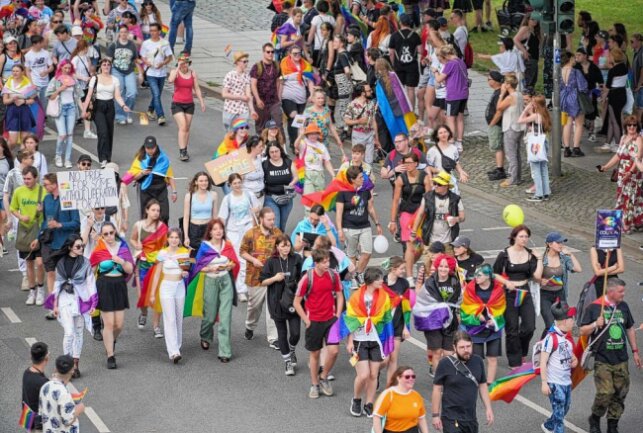 Update: Großer Andrang bei CSD Parade in Dresden- Mann durch Reizgas leicht verletzt - Tausende Menschen demonstrieren derzeit anlässlich des "Christopher Street Day" mit einer stimmungsvollen, bunten Parade für die Rechte von Lesben, Schwulen, Bisexuellen und Trans-Menschen. Foto: xcitepress