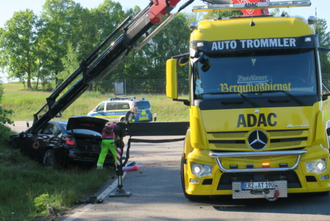Update - Hartenstein: BMW überschlägt sich und beschädigt Auer Mannschaftsbus - Foto: Niko Mutschmann