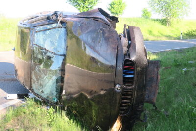 Update - Hartenstein: BMW überschlägt sich und beschädigt Auer Mannschaftsbus - Foto: Niko Mutschmann
