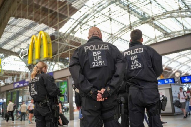 Update: Heftige Auseinandersetzungen am "Tag X" in Leipzig - Angriffe auf Polizisten - Großaufgebot der Polizei in Leipzig. Foto: xcitepress/Finn Becker