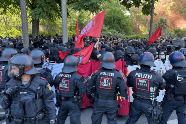 Update: Heftige Auseinandersetzungen am "Tag X" in Leipzig - Angriffe auf Polizisten - Großeinsatz der Polizei auf der Karl-Liebknecht-Straße. Foto: Bernd März