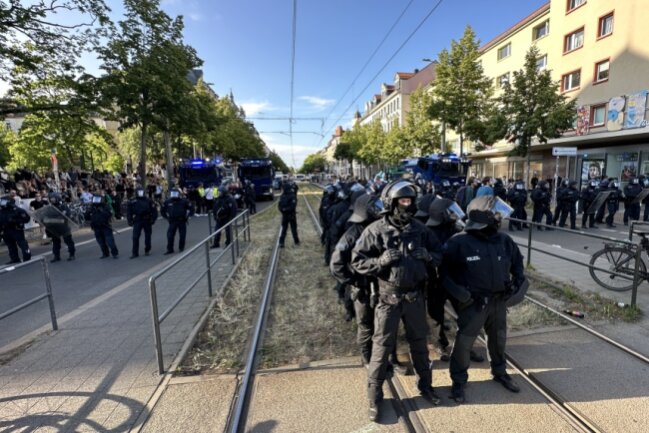 Update: Heftige Auseinandersetzungen am "Tag X" in Leipzig - Angriffe auf Polizisten - Großeinsatz der Polizei. Foto: Bernd März