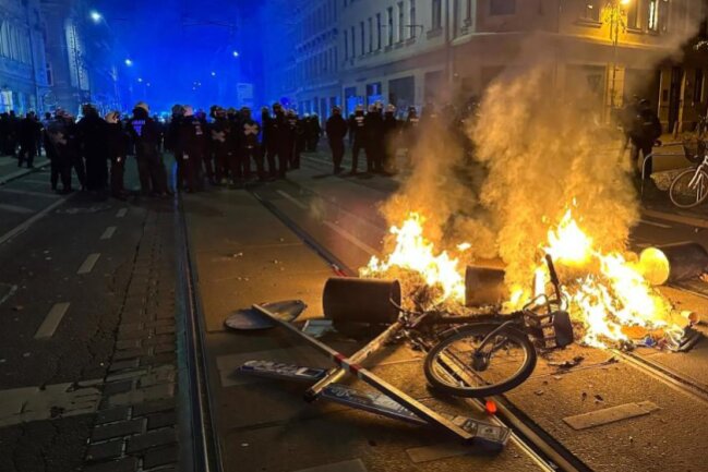 Update: Heftige Auseinandersetzungen am "Tag X" in Leipzig - Angriffe auf Polizisten - 