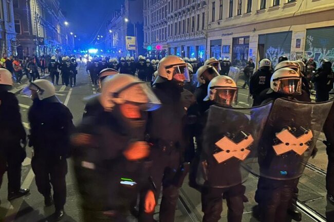 Update: Heftige Auseinandersetzungen am "Tag X" in Leipzig - Angriffe auf Polizisten - 